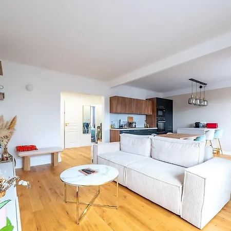 Spacious With Balcon 11th Arr דירה