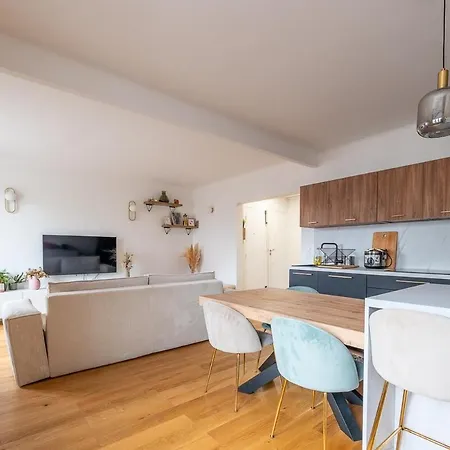Spacious With Balcon 11th Arr דירה *