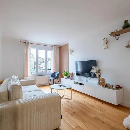 Spacious With Balcon 11th Arr * פריז